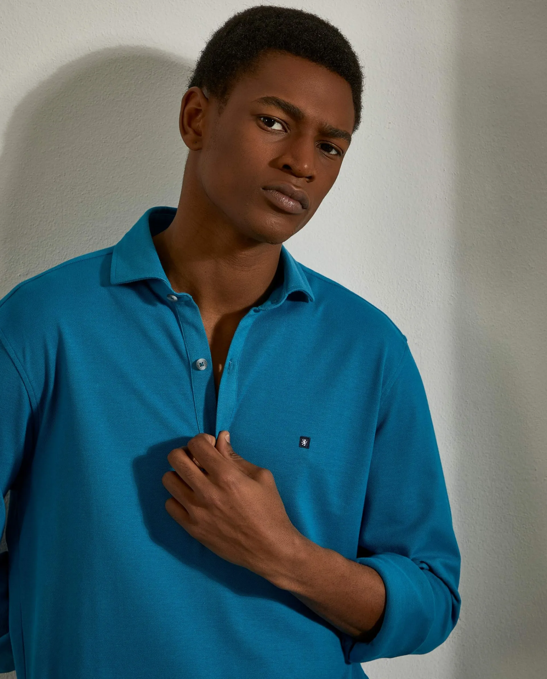 Online LION OF PORCHES Camisa slim fit em malha piqué com carcela de polo 569 Turquesa Escuro