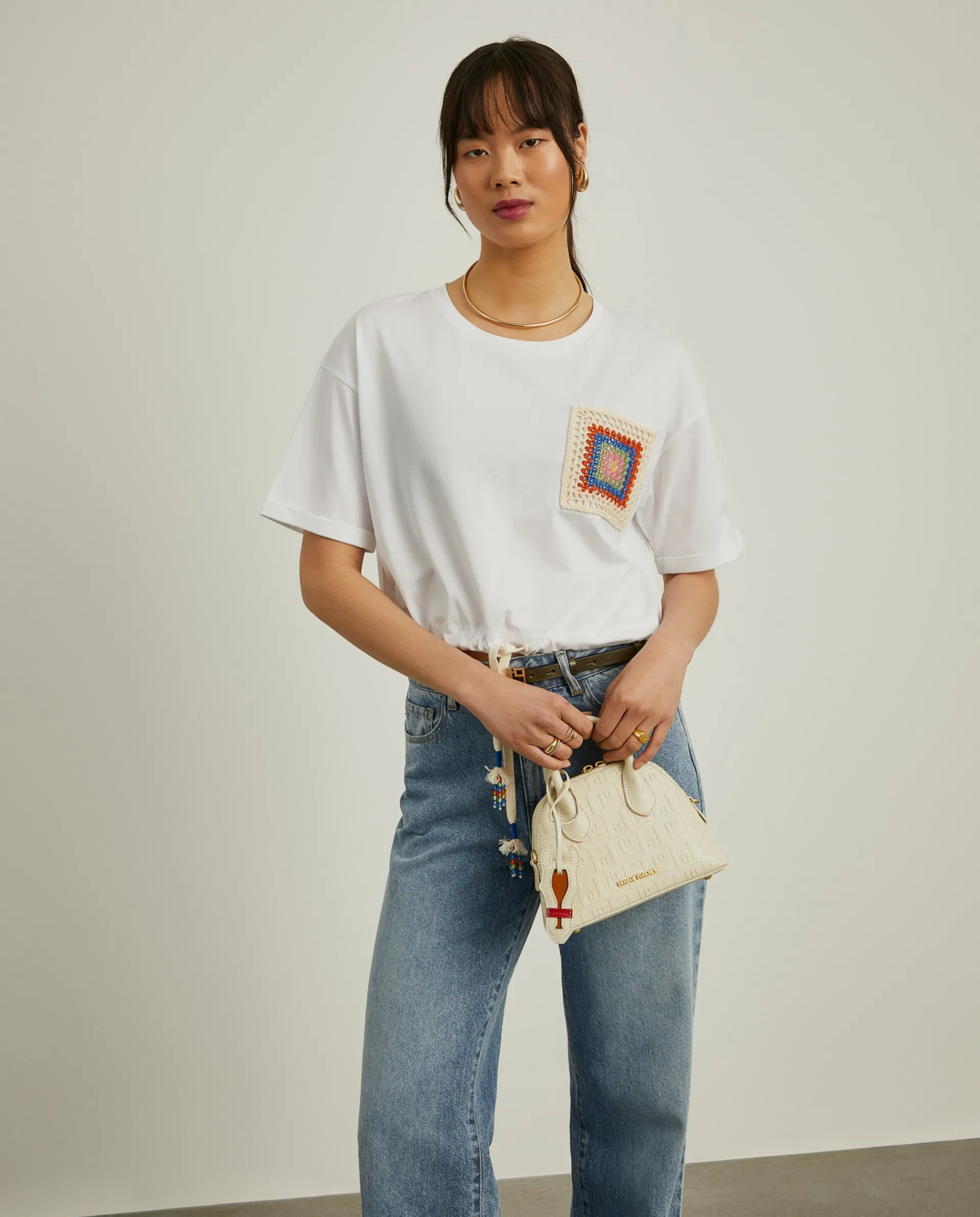 Online LION OF PORCHES T-shirt cropped com bolso em crochet 001 Branco