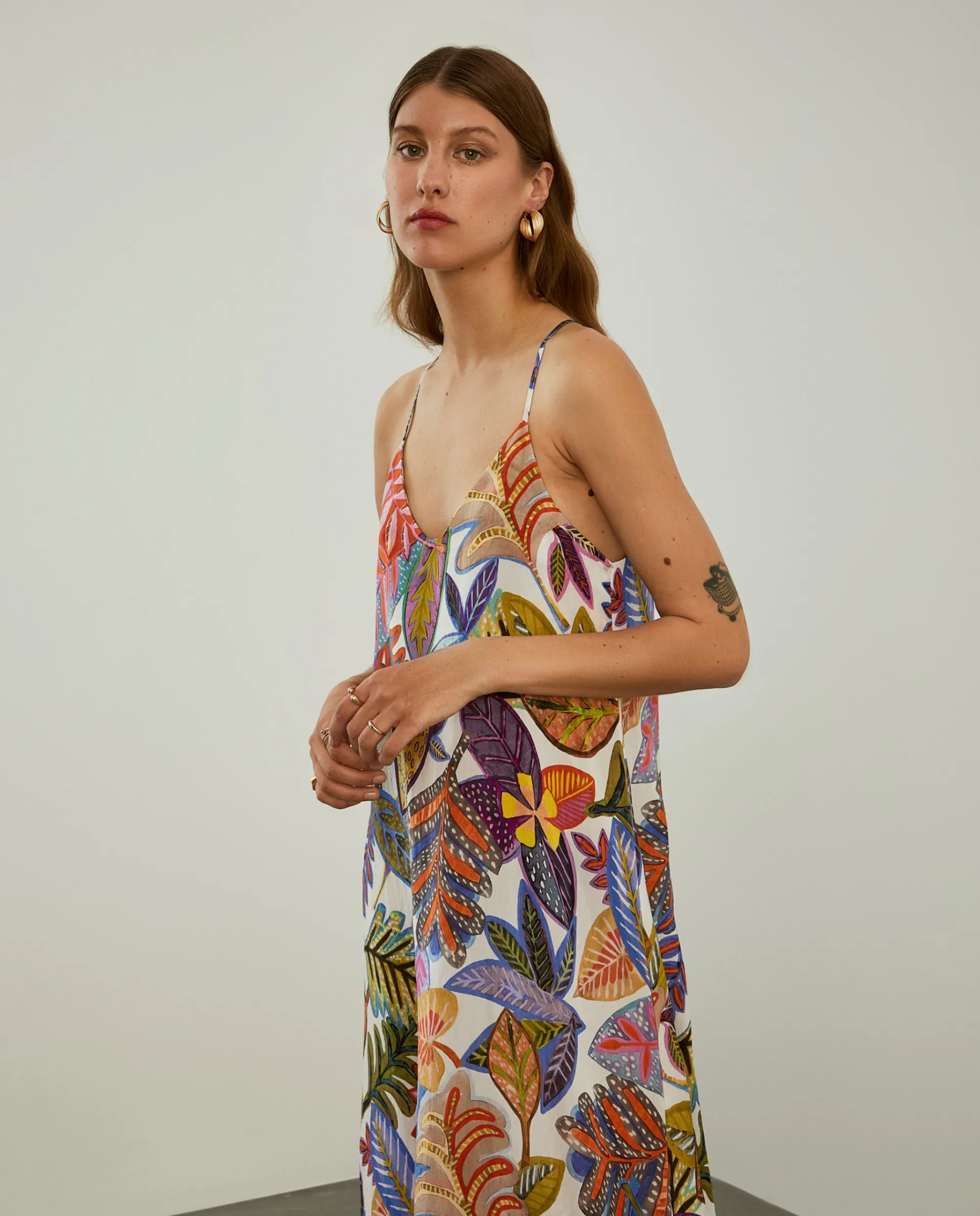 Online LION OF PORCHES Vestido fluido de alças com padrão colorido 250 Laranja